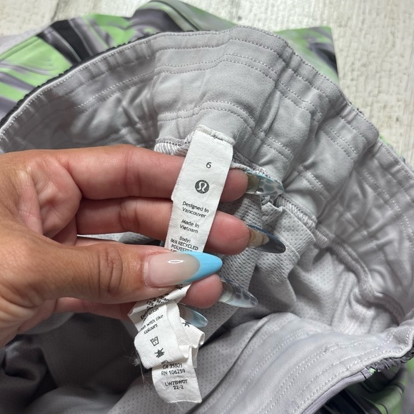 Lululemon Hotty Hot High Rise 4” Shorts Size 6 - Picture 5 of 7